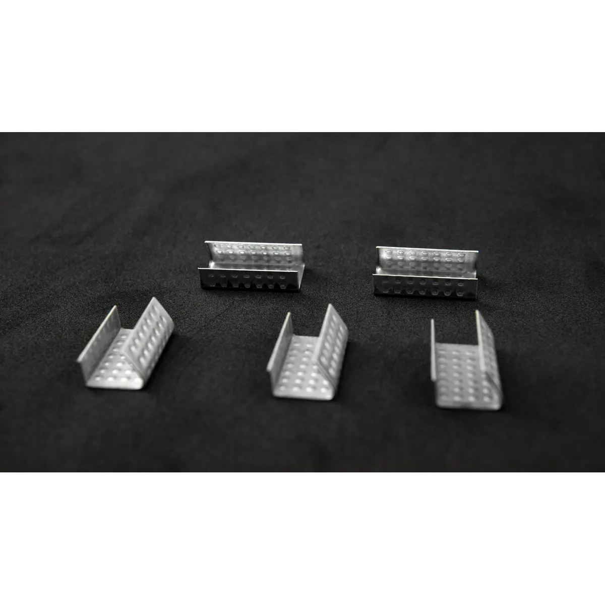Vue détaillée des chapes en acier BUCKLES-12PP pour feuillard PP de 12 mm